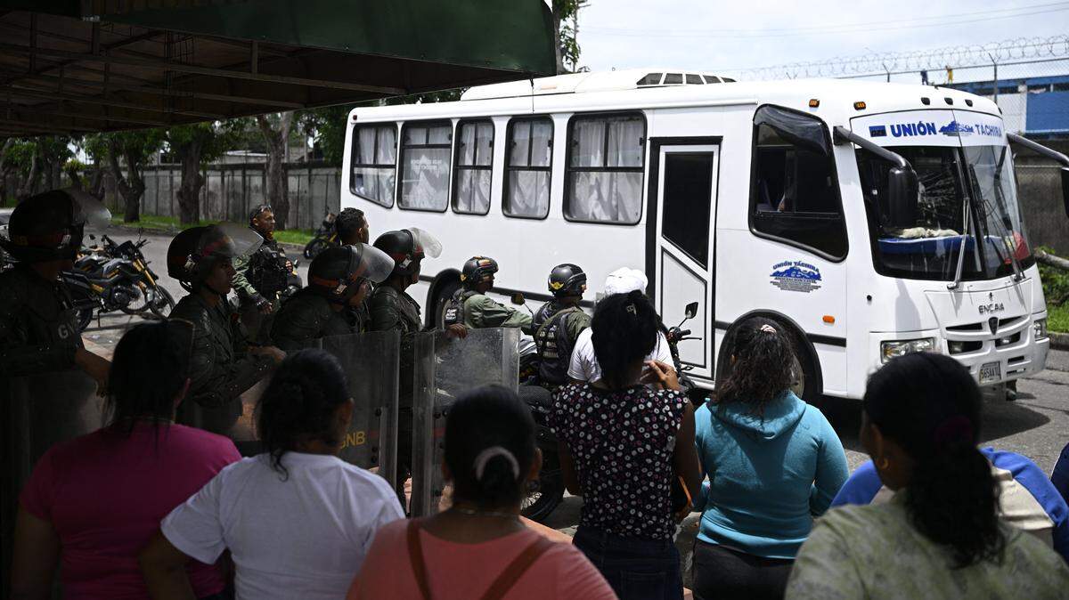 Familiares observan un autobús que se aleja del Internado Judicial de Barinas (INJUBA), en Barinas, Venezuela, el 25 de mayo de 2026.