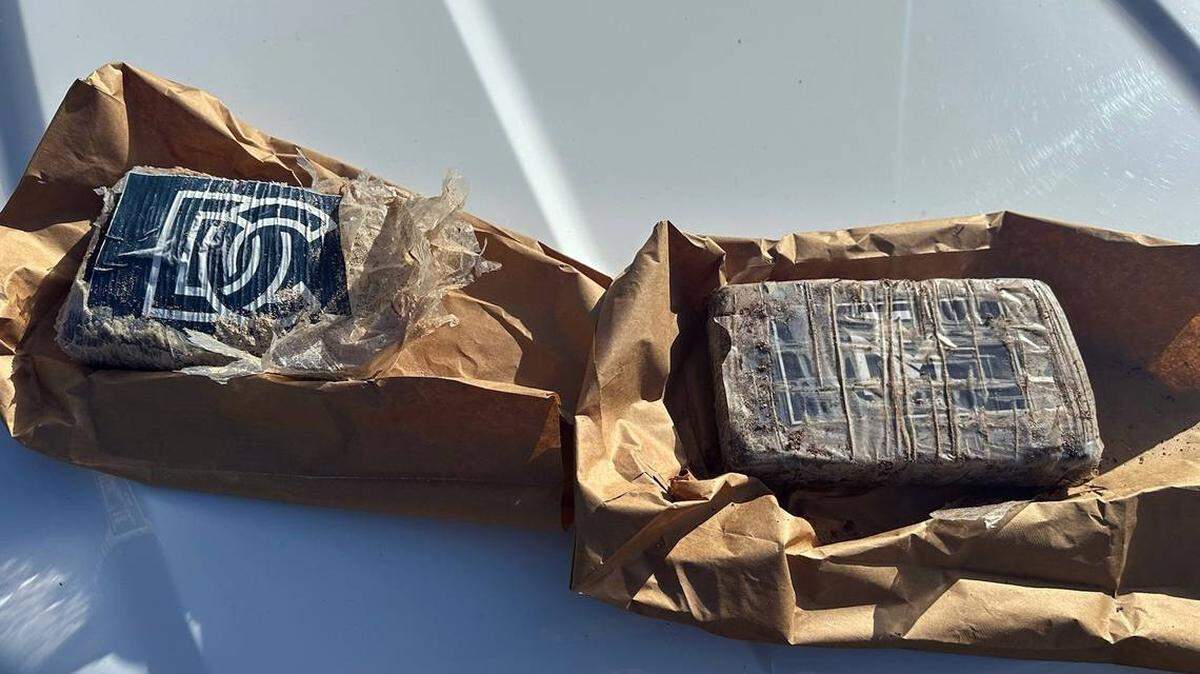 Dos bloques de cocaína están exhibidos sobre el capó de un patrullero de la Oficina del Sheriff del Condado de Monroe el lunes 16 de diciembre de 2024. 