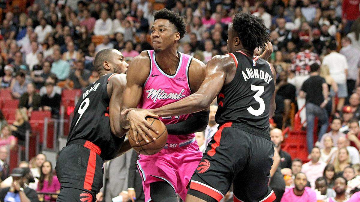 El centro del Heat Hassan Whiteside trata de entrar al aro ante la marca de Serge Ibaka (izq.) y OG Annunoby, de los Raptors, en el segundo cuarto del partido celebrado el 26 de diciembre de 2018 en Miami.