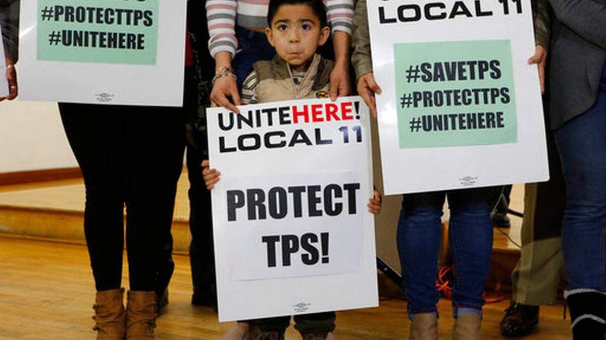Mateo Barrera, un niño salvadoreño de 4 años, cuya familia es beneficiaria del TPS, en una conferencia de prensa en Los Angeles en enero del 2018, después que el presidente Trump anunció el fin de las protecciones para 200,000 inmigrantes de El Salvador, que también ha causado preocupación en la vecina Honduras.