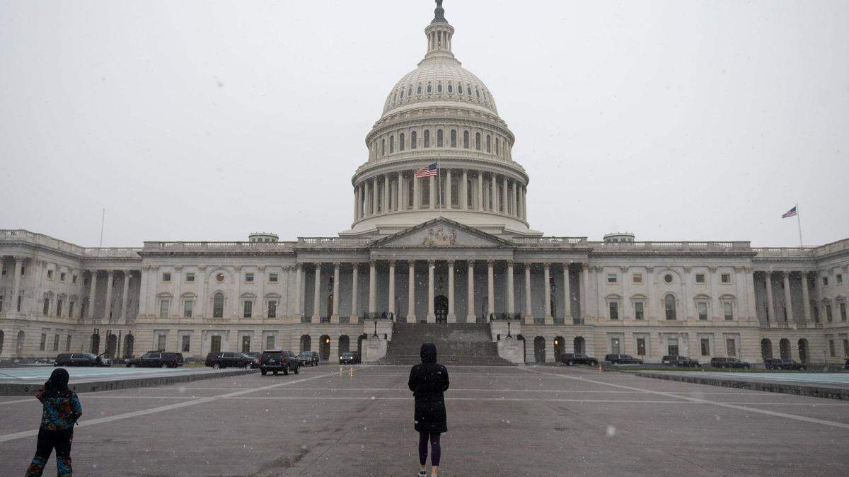 Después de largas negociaciones, los demócratas y republicanos del Congreso parecían listos para aprobar un nuevo plan de estimulo que incluye cheques de ayuda de $600. En la foto, vista del Capitolio en Washington D.C. 