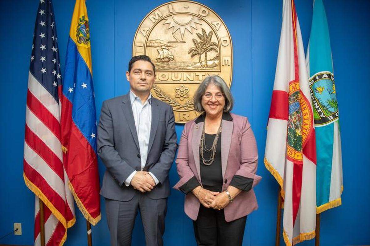 El embajador venezolano en EEUU, Carlos Vecchio, sostuvo una reunión en Miami  on la alcaldesa de Miami-Dade, Daniella Levine Cava, y el alcalde de Hialeah, Esteban Bovo. 