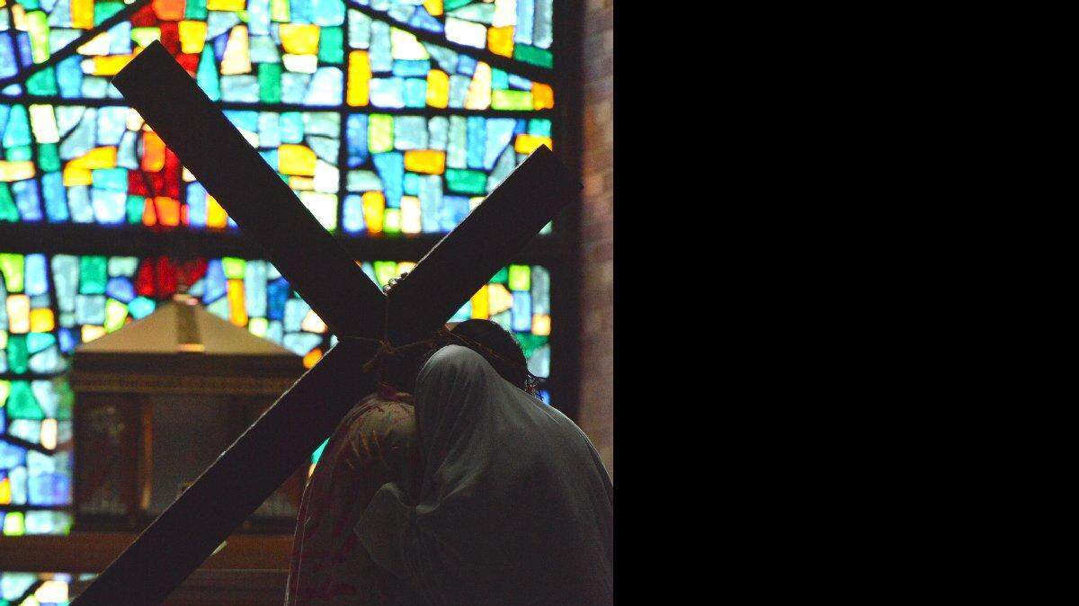Jesús encuentra a su madre María en la cuarta estación del Vía Crucis durante una ilustración en vivo del Vía Crucis el viernes, 03 de abril 2015.