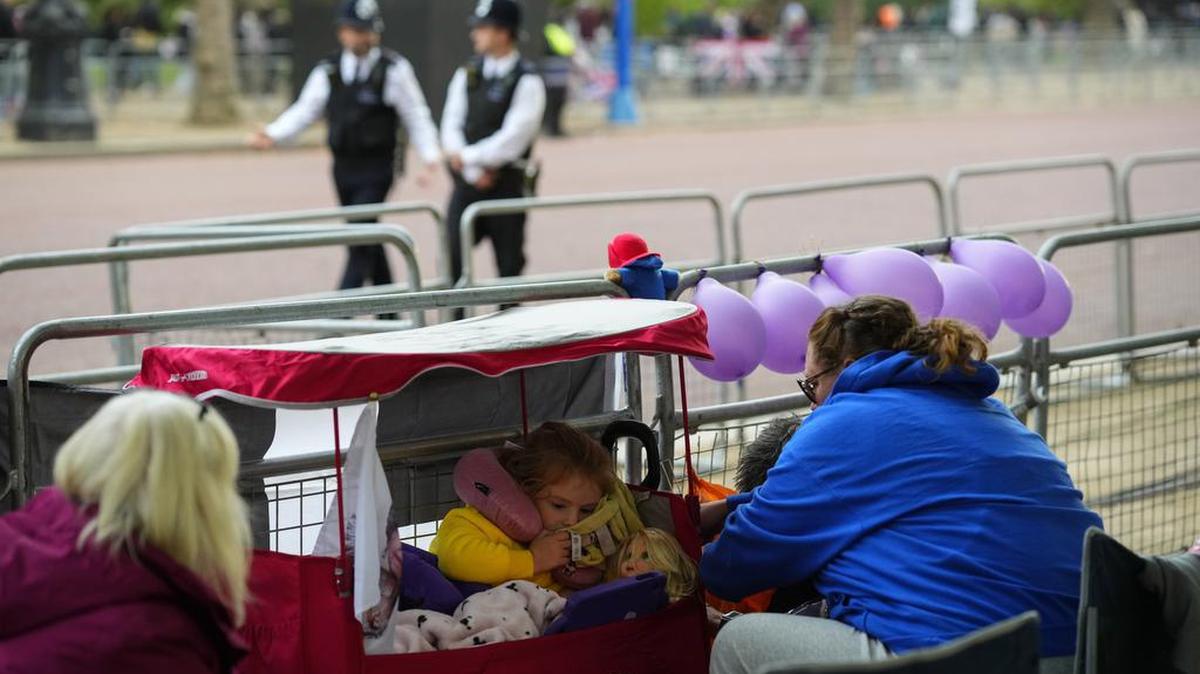 La gente acampa en el centro comercial en la víspera del funeral de la reina Isabel II en Londres, Inglaterra, el domingo 18 de septiembre de 2022. La reina Isabel II, la monarca con el reinado más largo de Gran Bretaña y una roca de estabilidad durante gran parte de un siglo turbulento, murió el jueves 8 de septiembre de 2022, después de 70 años en el trono. Tenía 96 años. (Foto AP/Petr David Josek)