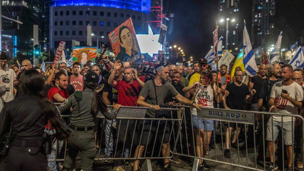 Decenas de miles de israelíes protestaron este sábado en varias ciudades del país contra el Gobierno del primer ministro, Benjamín Netanyahu, a quien piden su dimisión y que alcance un acuerdo para la liberación de rehenes de la Franja de Gaza.