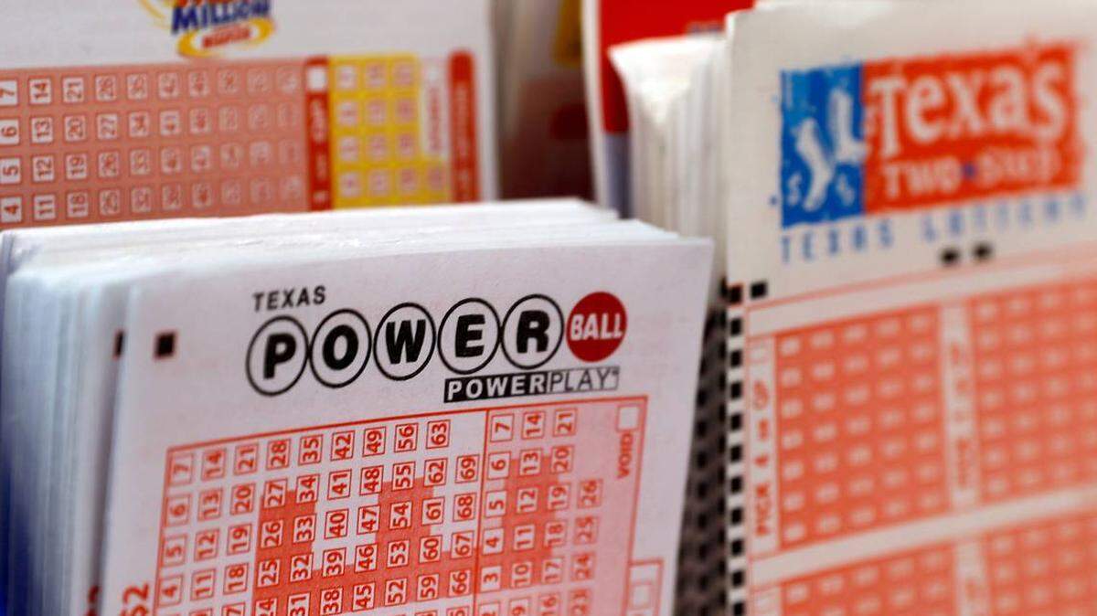 Anuncian los números ganadores del Powerball tras demora en el sorteo de $1,900 millones.