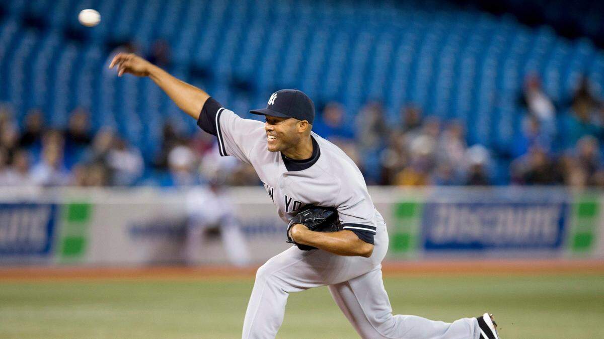 Mariano Rivera lanza por los Yankees en un partido ante los Azulejos, el 18 de septiembre de 2013.