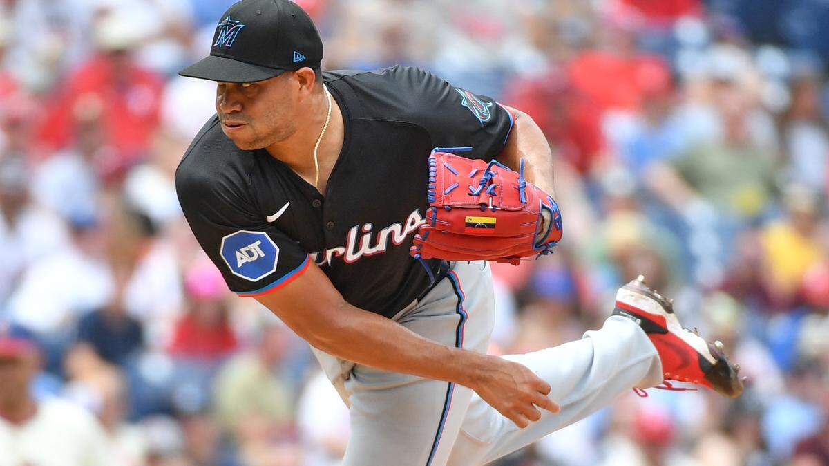 El abridor de los Marlins de Miami, Yonny Chirinos, lanza contra los Filis durante la primera entrada, en el partido celebrado el 30 de junio de 2024; en Filadelfia..