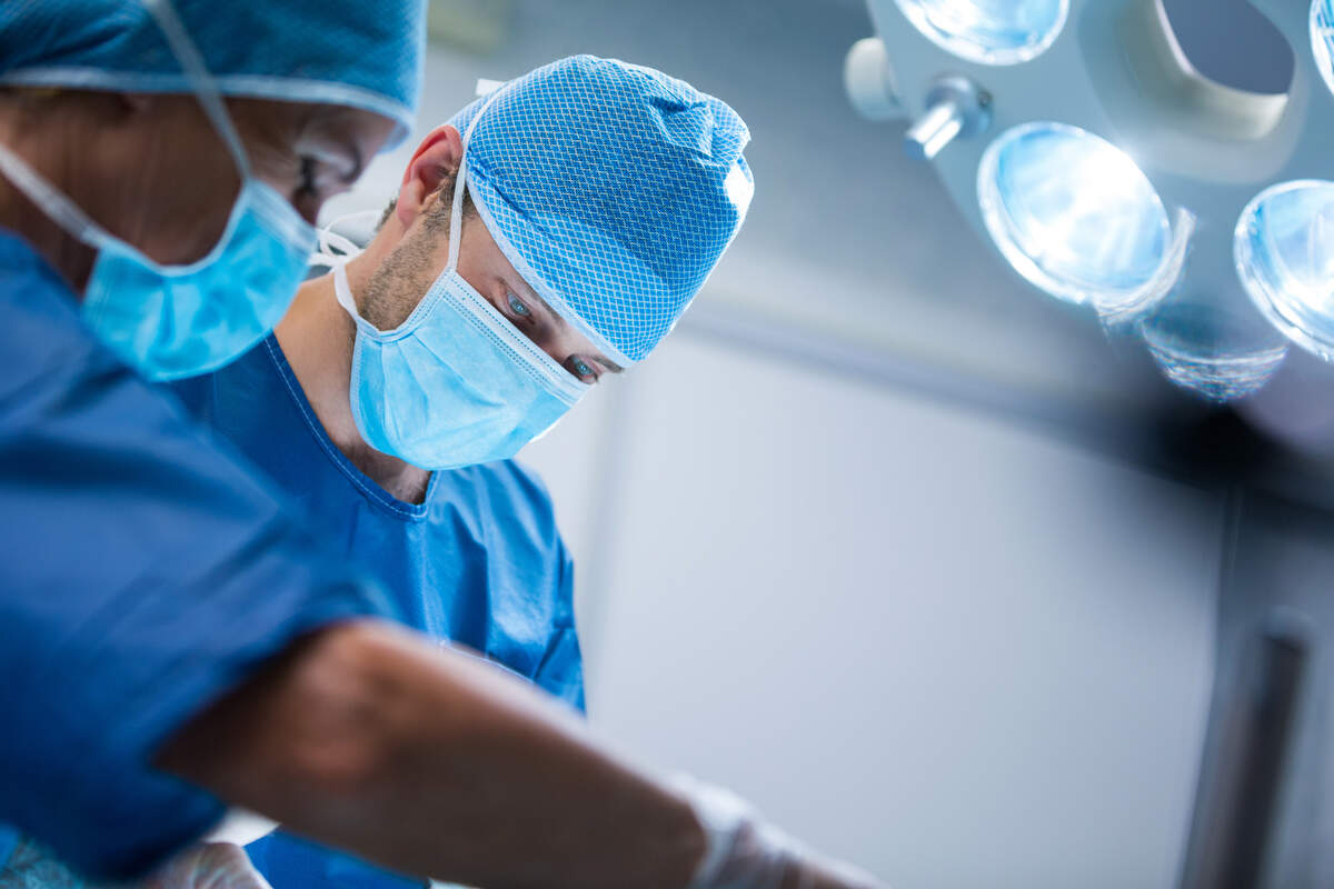 El médico que opera a un paciente acepta los riesgos y se responsabiliza de no hacerle daño y curarlo. 