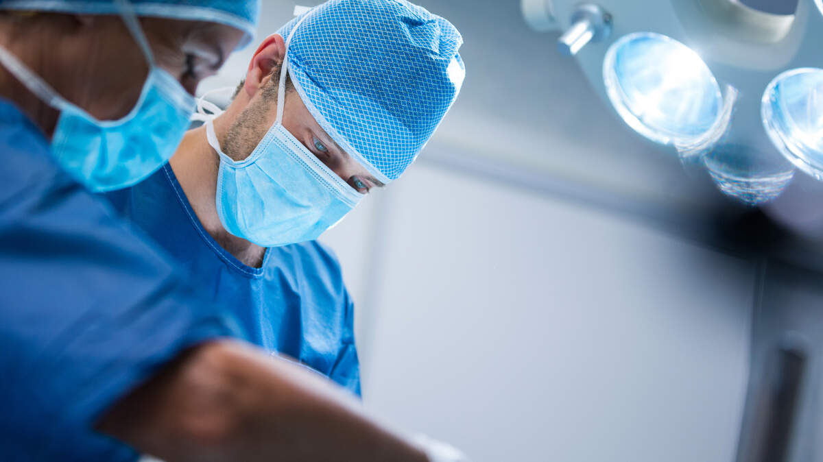El médico que opera a un paciente acepta los riesgos y se responsabiliza de no hacerle daño y curarlo. 