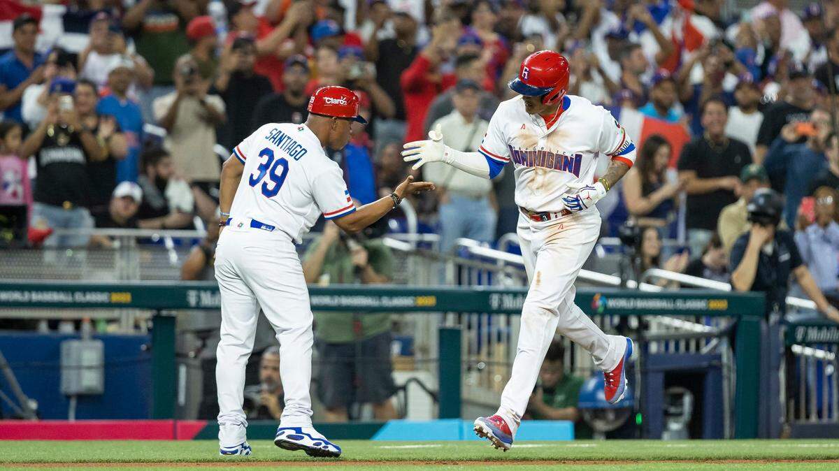 El tercera base de República Dominicana Manny Machado celebra tras pegar un jonrón en el tercer inning contra Israel, en el partido del Grupo D del Clásico Mundial de Béisbol, celebrado el 14 de marzo de 2023 en el loanDepot Park en Miami.