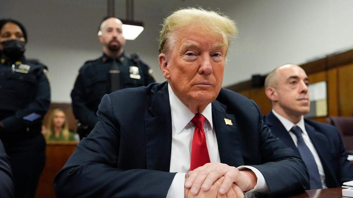 El ex presidente Donald Trump se sienta ante el tribunal antes de los argumentos finales de su juicio penal en el tribunal penal de Manhattan en la Corte Suprema del Estado de Nueva York el 28 de mayo de 2024. 