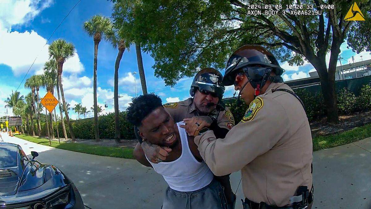 &nbsp;La violenta detención durante un control de tránsito en Miami de la estrella de la NFL Tyreek Hill y la difusión de un video del incidente provocaron una nueva polémica en Estados Unidos sobre el papel de la policía, a la hora de interactuar con civiles afroamericanos.