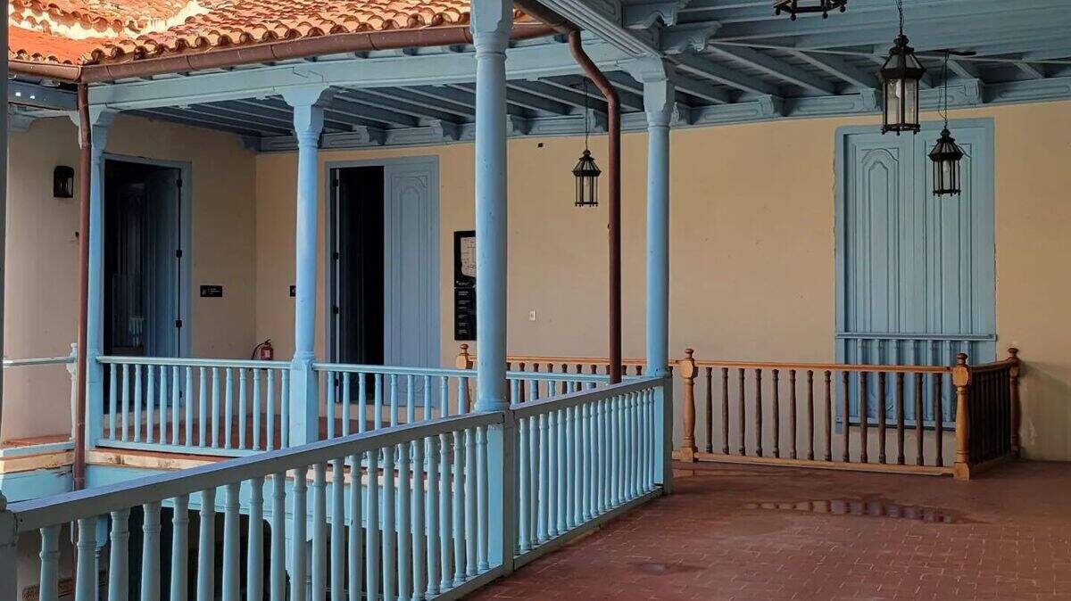 Casa de la familia Aróstegui, construida en 1759 y ubicada en la calle Tacón. Su significación histórica va más allá del edificio porque allí se fundó el Colegio de Arquitectos de La Habana en 1916.