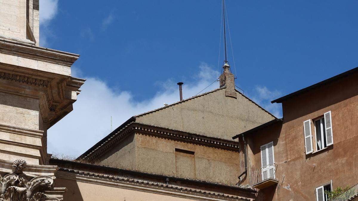 Una vista de la chimenea de la Capilla Sixtina mientras los cardenales seleccionan a un nuevo Papa durante el cónclave, en la Plaza de San Pedro del Vaticano, el 8 de mayo de 2025.