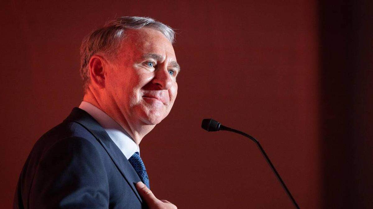 Ken Griffin, director ejecutivo de Citadel, pone su mano sobre su corazón mientras habla durante una ceremonia para celebrar su donación de $50 millones para un nuevo edificio llamado Kenneth C. Griffin Cancer Research Building el martes 5 de marzo de 2024 en la Escuela de Medicina Miller de la Universidad de Miami. ALIE SKOWRONSKI askowronski@miamiherald.com