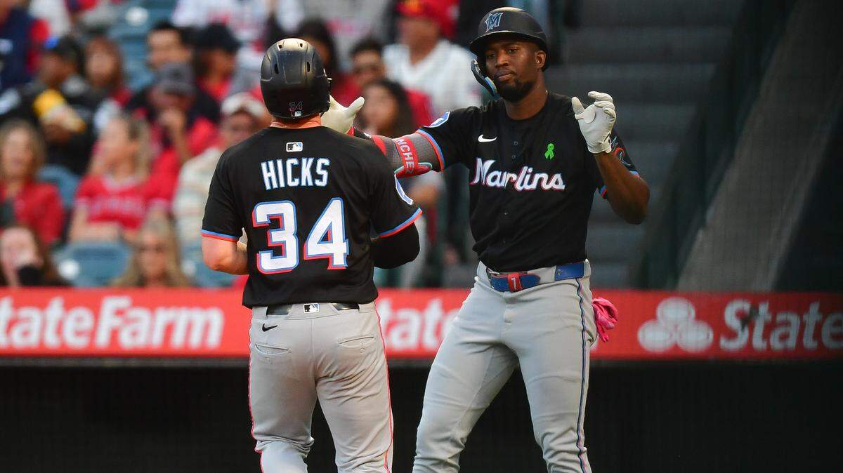 El catcher de los Marlins Liam Hicks (34) impulsó a Jesús Sánchez (7) con la primera carrera de la novena de Miami este 14 de junio en Washington.