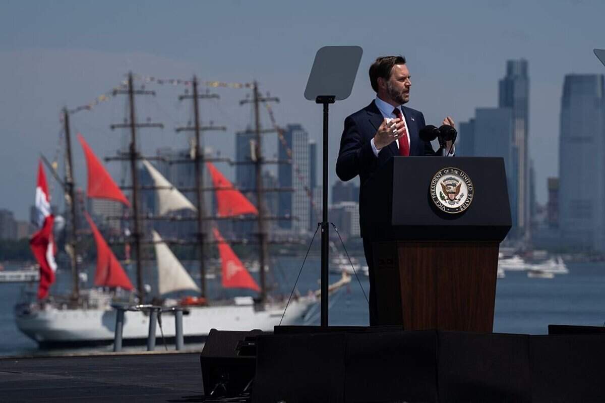 El vicepresidente de Estados Unidos, JD Vance, pronuncia un discurso durante una Revisión Naval Internacional a bordo del USS Kearsarge en el puerto de Nueva York el 4 de julio de 2026 en la ciudad de Nueva York. Vance visitó la flota internacional de barcos reunida en el puerto de Nueva York mientras la nación celebra el 250 aniversario de Estados Unidos.
