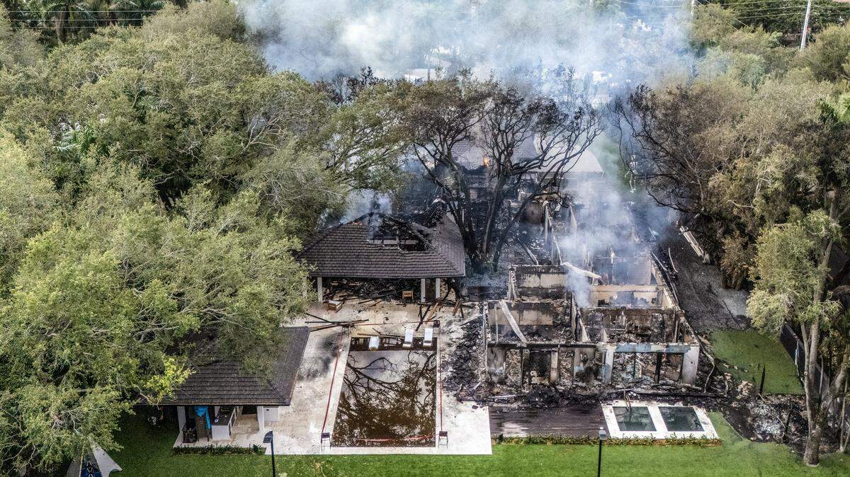 Unidades de bomberos de Miami-Dade combatieron un incendio la madrugada del jueves en una vivienda que se cree pertenece al entrenador del Miami Heat, Erik Spoelstra, cerca de las calles Ponce y Davis, en el sur de Miami-Dade.
