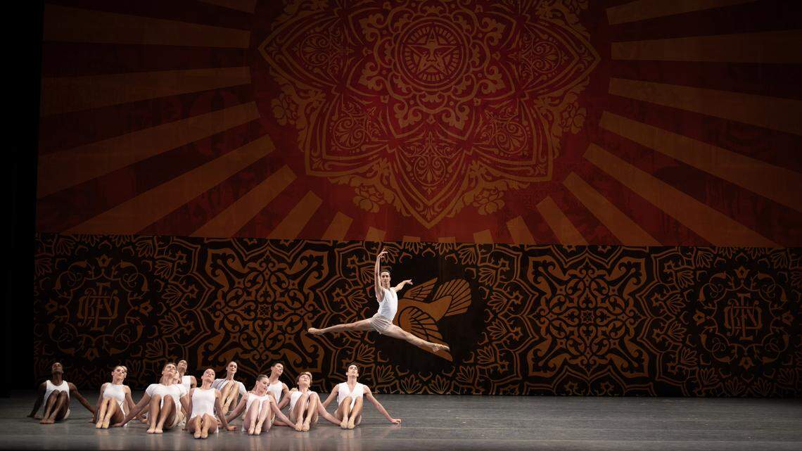 Stanislav Olshanskyi (en el aire) y los bailarines de Miami City Ballet en “Heatscape”, coreografía de Justin Peck.