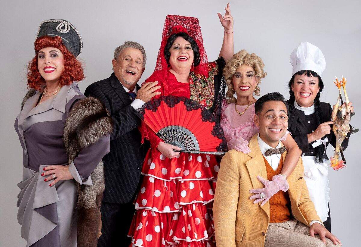 De izquierda a derecha, Julie de Grandy, Marcos Casanova, Alicita Lora, Marta Velasco, Rafael Farello y Marisol Correa, en “Gloriosa, la peor cantante del mundo”, que estrenó el Trail en agosto. 