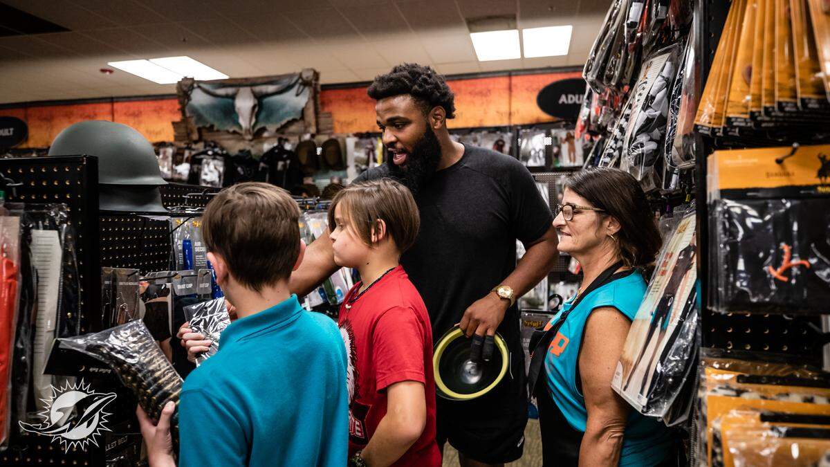 El defensive tackle Christian Wilkins acompaña a los niños a comprar sus disfraces dentro del programa del Dolphins Challenge Cancer.
