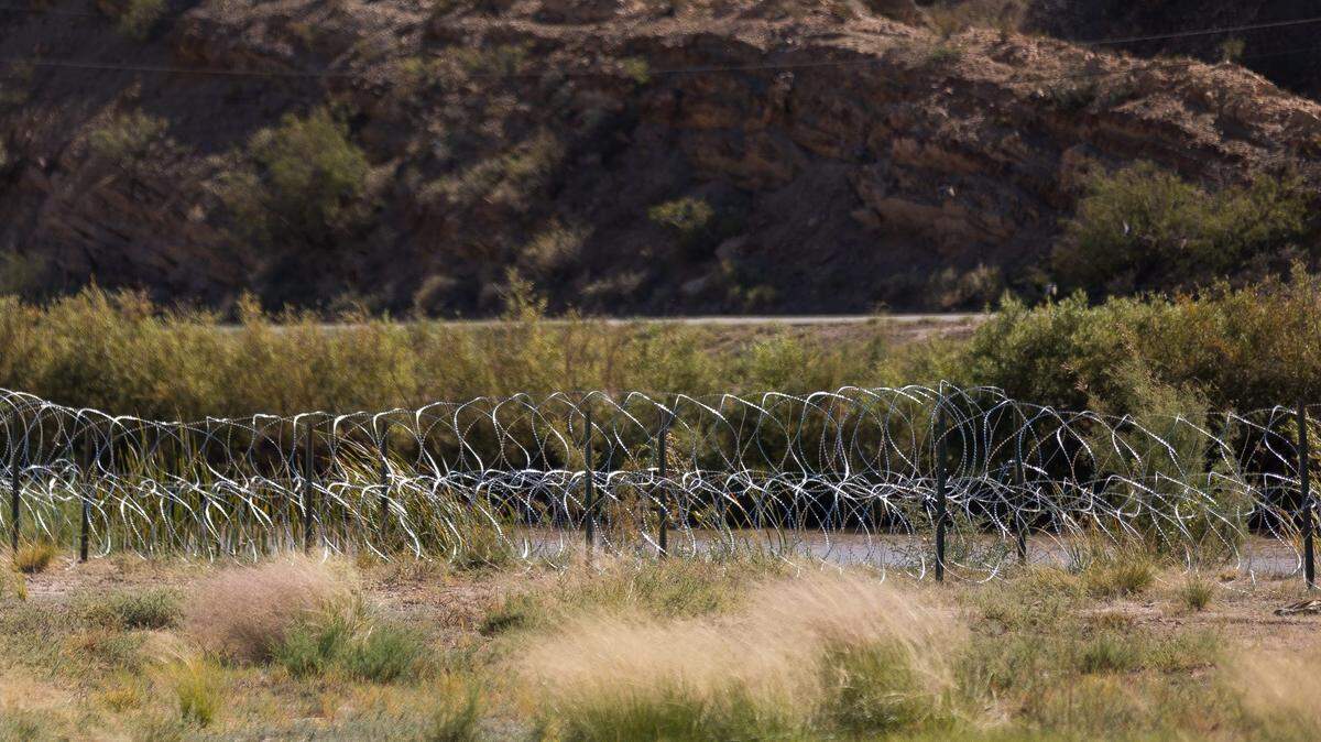 Tropas de la Guardia Nacional de Texas colocaron alambre de concertina a lo largo del Río Grande junto al Monte Cristo Rey en Nuevo México y Texas.