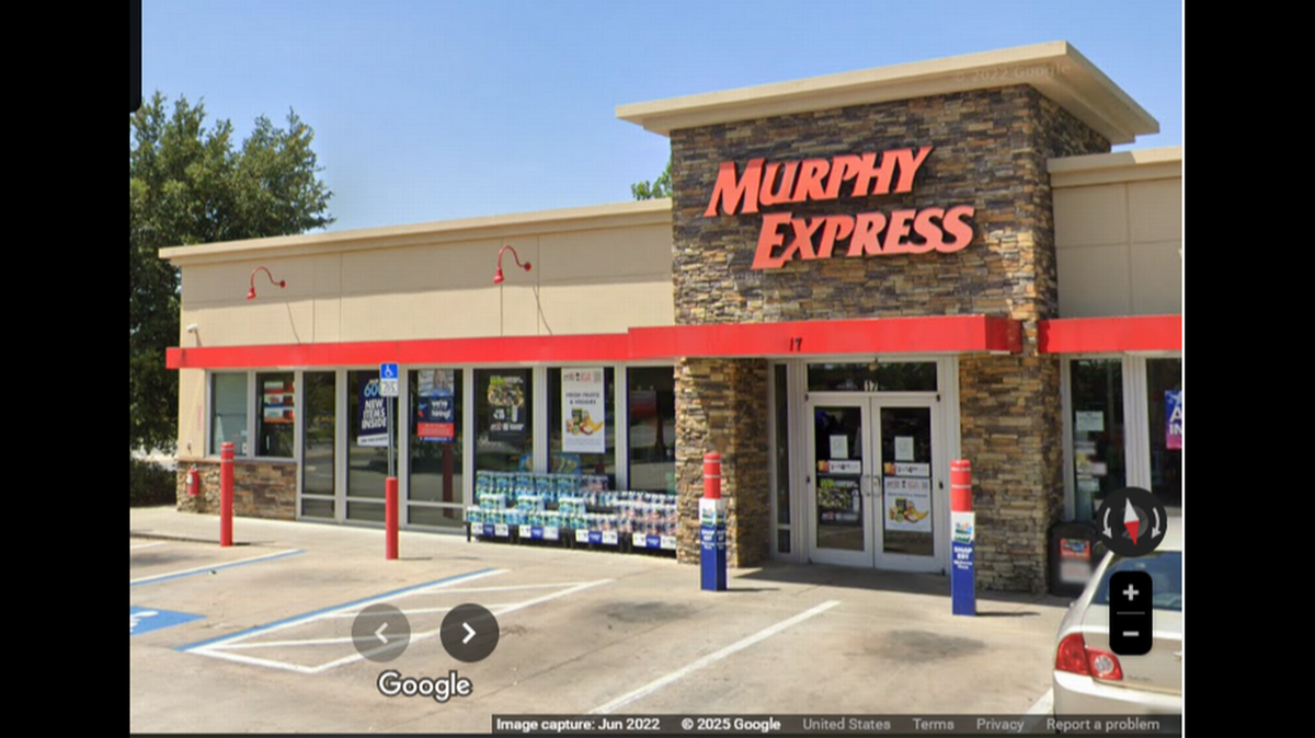 Un boleto de la lotería de Florida por más de $114,000 fue vendido en esta tienda de conveniencia cerca de Ocala, según informaron los oficiales. Imagen de Street View de junio de 2022. © 2025 Google.