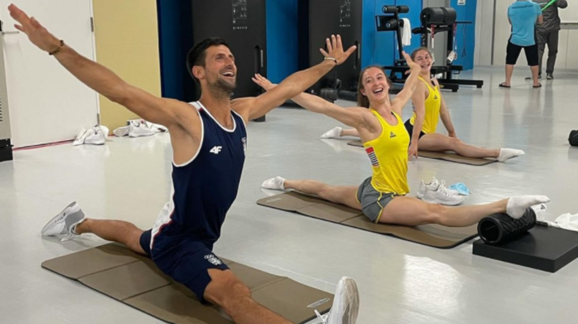 Djokovic desata locura en redes sociales. Sorprende a gimnastas con su gran flexibilidad