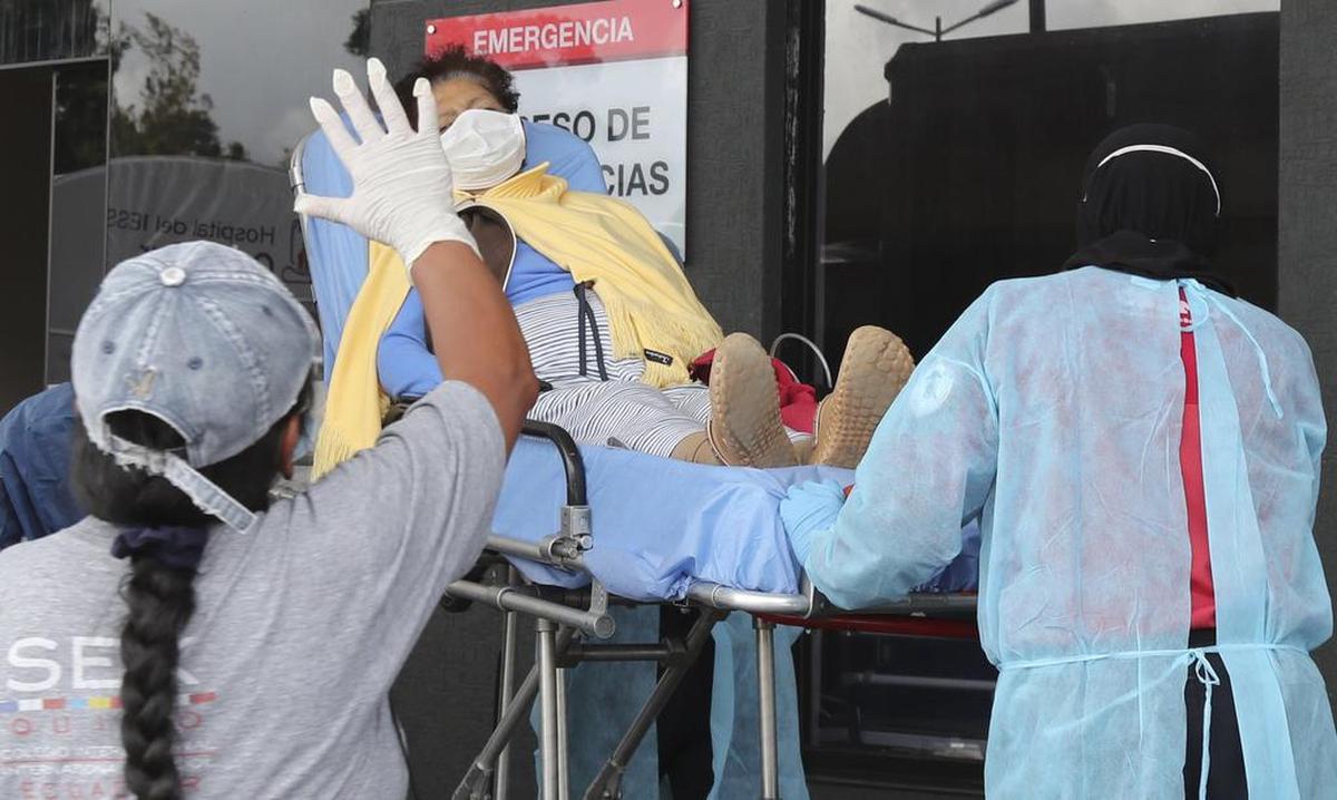 Una persona despide a un familiar que esta siendo admitido al Hospital del Seguro Social Quito Sur, en Quito, Ecuador.