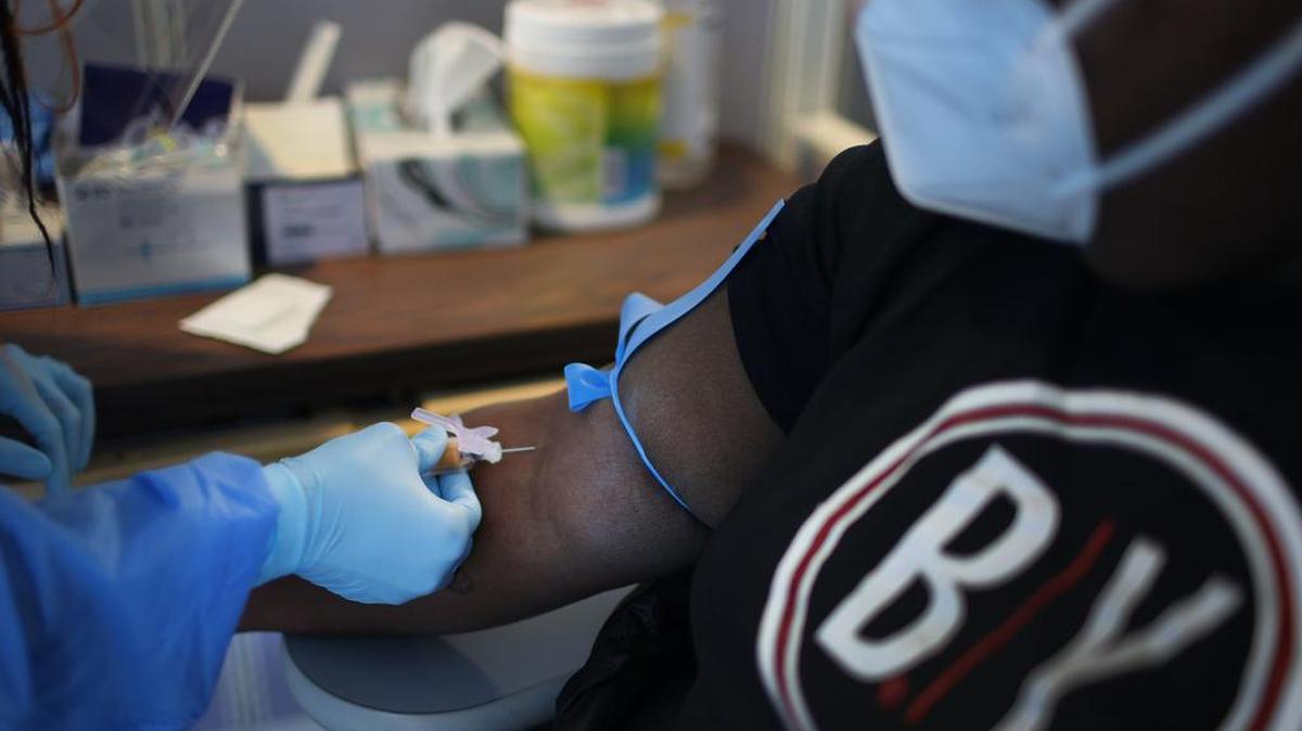 Un residente es examinado para anticuerpos COVID-19 en Roseland Community Hospital el 14 de diciembre de 2020 en Chicago, Illinois. 
