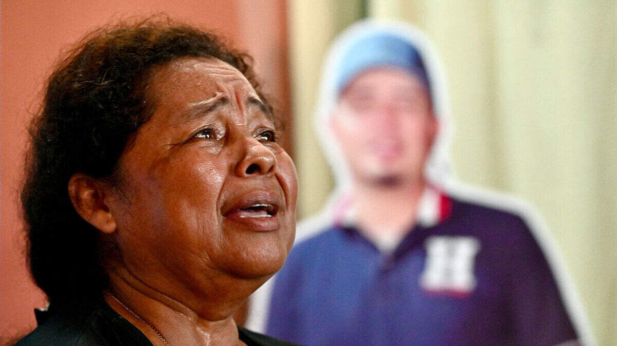 Mónica Franco, madre de Bryan Ledesma —un hombre presuntamente abatido durante una operación militar en Ecuador—, llora mientras habla con la AFP en su domicilio de Milagro, en la provincia de Guayas (Ecuador), el 23 de mayo de 2026. Bryan Ledesma, de 28 años, es el rostro más reciente que aparece en los numerosos informes sobre la brutal represión ejercida por un ejército encargado de desmantelar a las bandas de narcotraficantes.