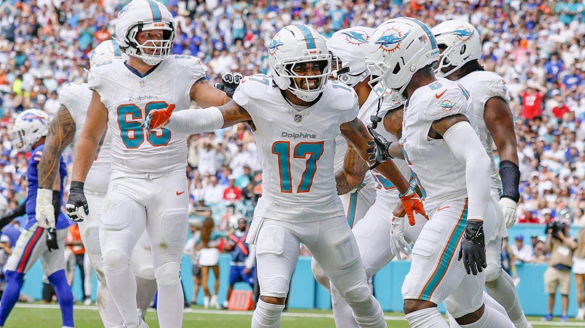 El wide receiver de los Dolphins Jaylen Waddle celebra tras anotar un tochdown ante Buffalo Bills, en el partido de la NFL celebrado el 9 de noviembre de 2025 en  el Hard Rock Stadium en Miami Gardens, Florida. 
