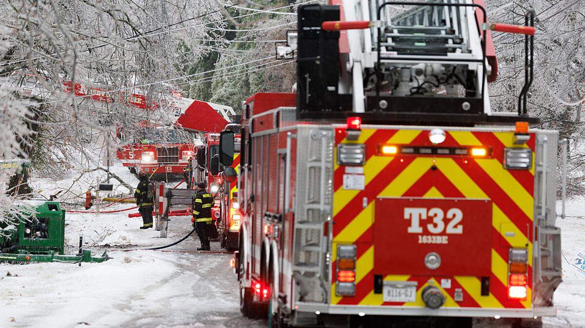 Miembros del Departamento de Bomberos de Nashville responden a un incendio en una casa durante una tormenta invernal el domingo, 25 de enero de 2026, en Nashville, Tennessee.