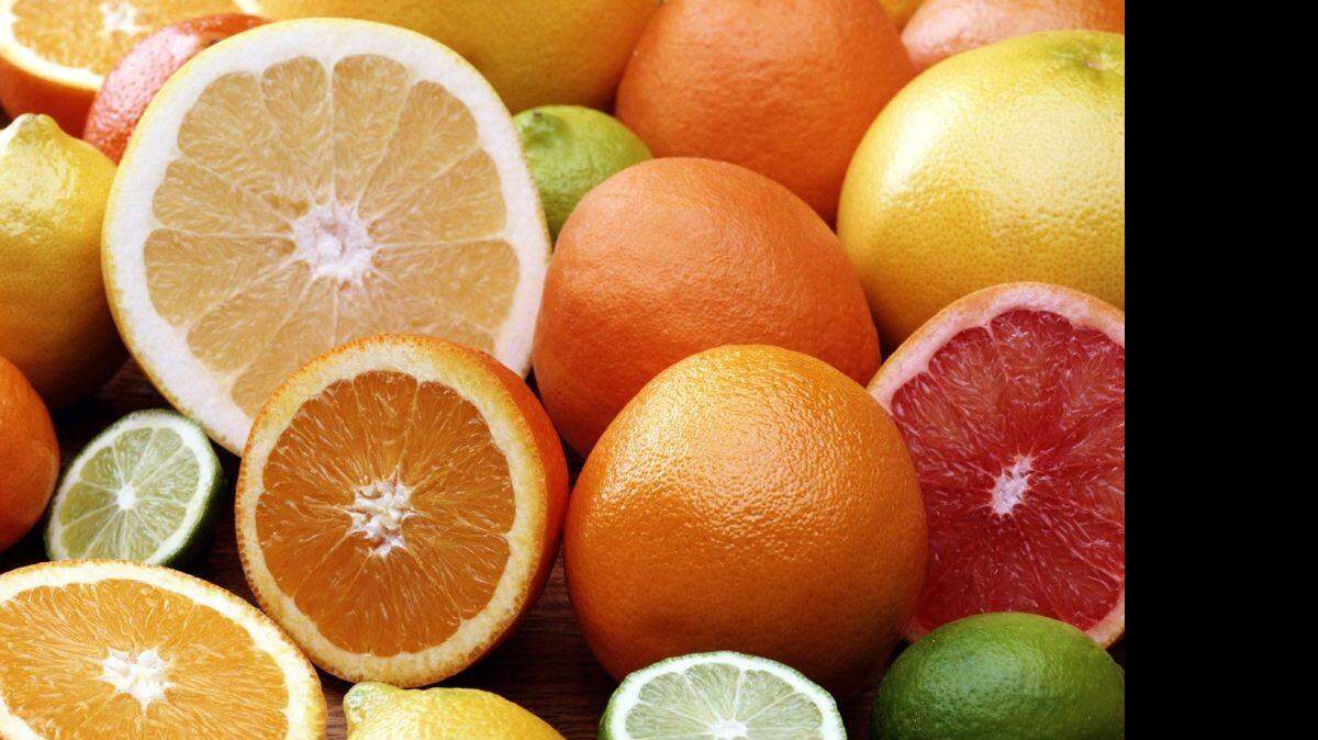 La vitamina C es un antioxidante y es necesaria para producir colágeno en la piel.
