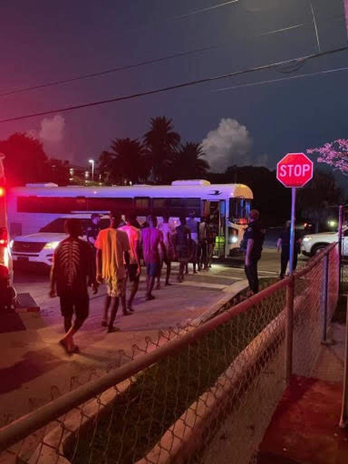 Un grupo de migrantes haitianos sube a un autobús de las autoridades en Cayo Hueso, Florida, el miércoles 26 de junio de 2024 por la mañana.