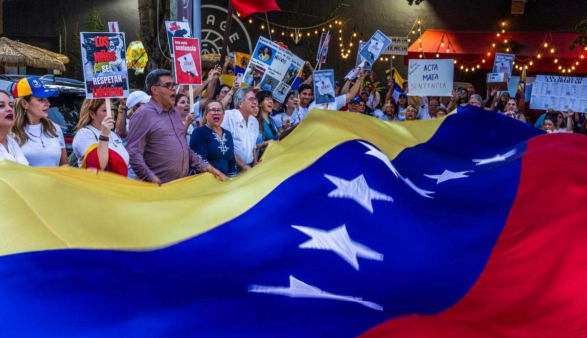 Un grupo de venezolanos residentes en el sur de Florida protestaron en el Garage Café Bistro de Doral mientras la líder María Corina Machado llamó una vez más a los venezolanos alrededor del mundo a movilizarse un mes después del fraude electoral que declaró a Nicolás Maduro como ganador en las pasadas elecciones del 28 de julio. El miércoles 28 de agosto de 2024.