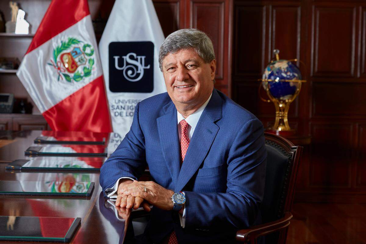 El exvicepresidente de Perú, Raúl Diez Canseco (2001–2004) ,fundador y presidente de la Universidad San Ignacio de Loyola ( (USIL) en Miami.