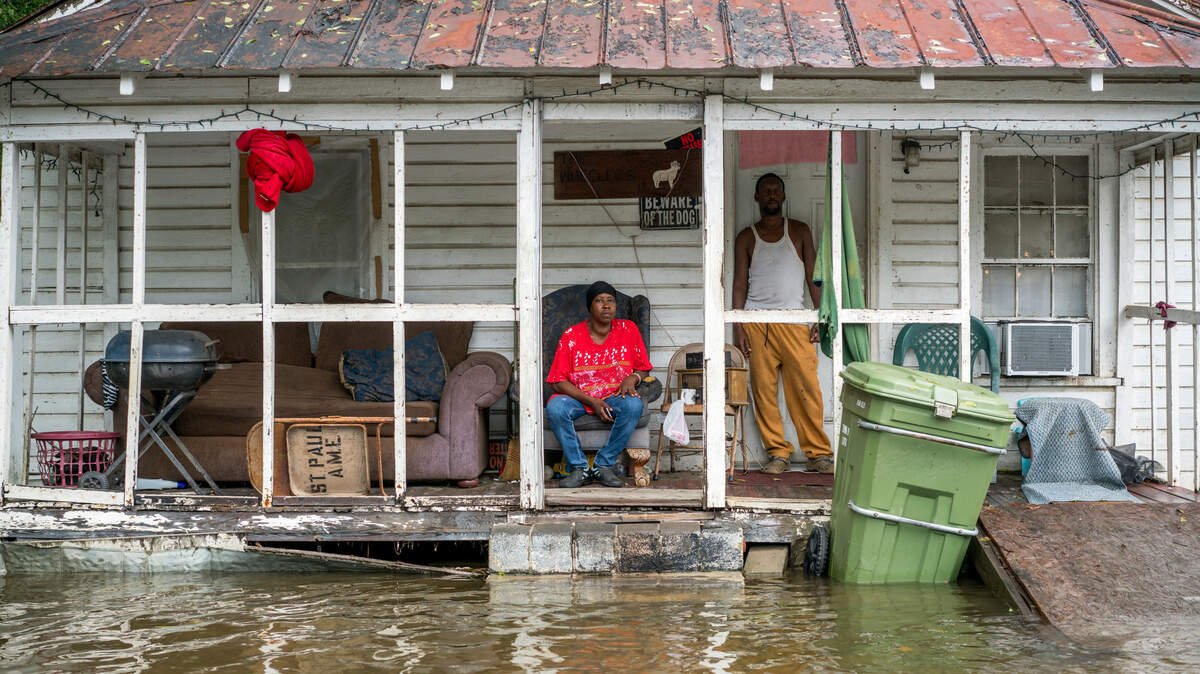 Anthony Wheeler, (dcha.) junto a su hermana Cynthia Warren en su casa en Latta, South Carolina. En Estados Unidos, las fuertes precipitaciones han aumentado “tanto en intensidad como en frecuencia desde 1901”, según  Administración Nacional Oceánica y Atmosférica (NOAA) en 2017.