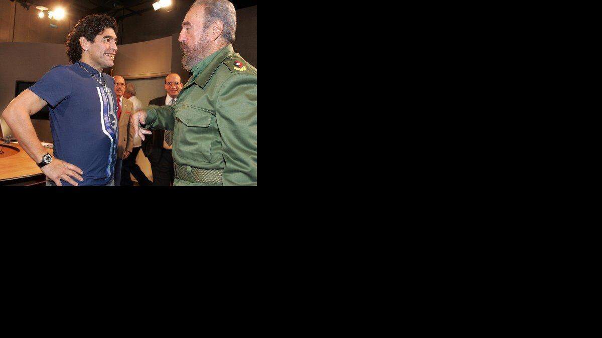 Foto de archivo de diciembre del 2005 tomada durante un  encuentro en La Habana entre Diego Armando Maradona y el entonces gobernante de Cuba Fidel Castro.