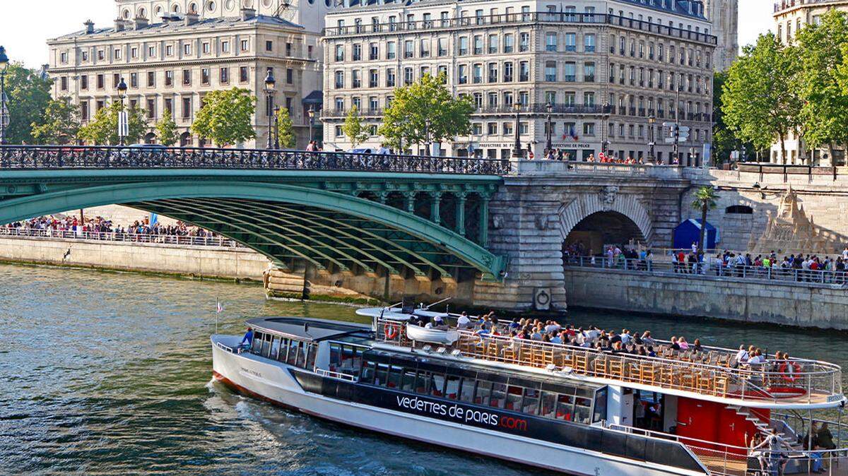 En el Río Sena se encuentran los cinco barcos de Vedettes de París, una compañía de tours establecida en 1976. Esta temporada se destaca por el debut de Francette, un restaurante flotante.