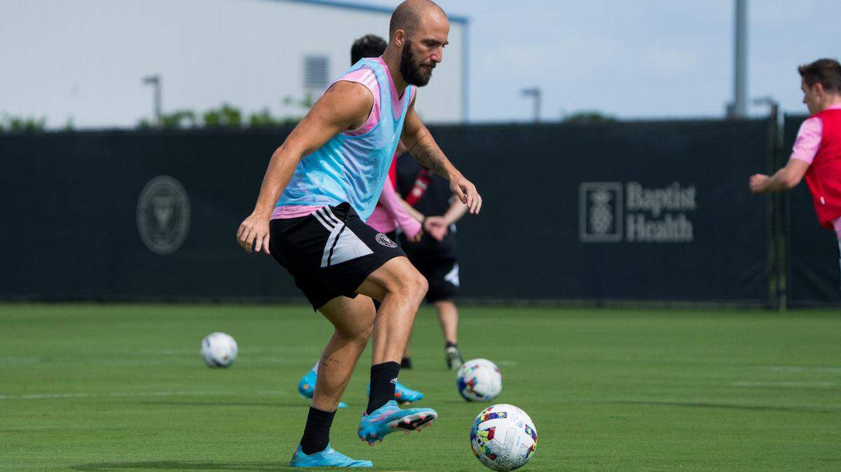 El delantero del Inter Miami Gonzalo Higuaín se entrena en la intalaciones del club antes de tomar la carretera para enfrentar al Atlanta United este domingo 19 de junio de 2022.