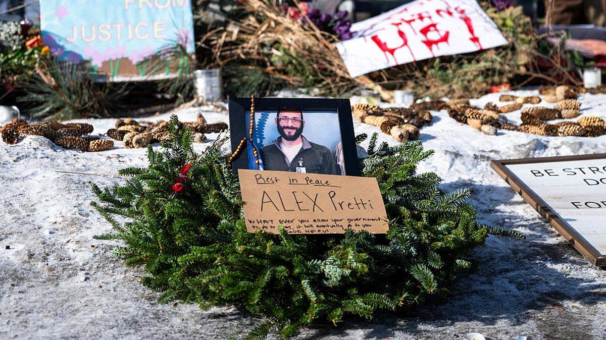 Un retrato se exhibe en un monumento conmemorativo en honor a Alex Pretti, el domingo 25 de enero de 2026 en Minneapolis, Minnesota. Pretti, enfermero de la unidad de cuidados intensivos de un centro médico para veteranos, murió el sábado 24 de enero tras recibir varios disparos durante un incidente con agentes de la Patrulla Fronteriza de Estados Unidos en el distrito de Eat Street de Minneapolis.