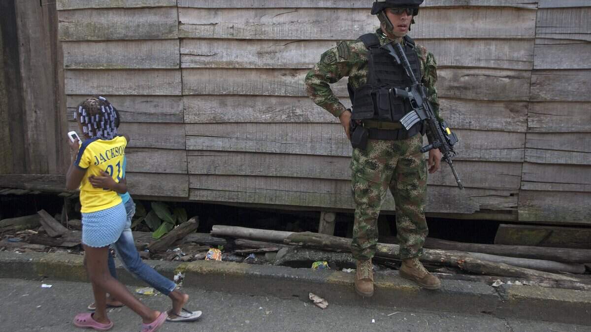 Buenaventura, Valle, Colombia. 27/3/2014. Un miembro de la Armada Nacional de Colombia, durante un recorrido en la localidad de La Playita en Buenaventura, el puerto colombiano mas importante sobre el ocÂeano pacÂ’fico. Â© Juan Manuel Barrero.