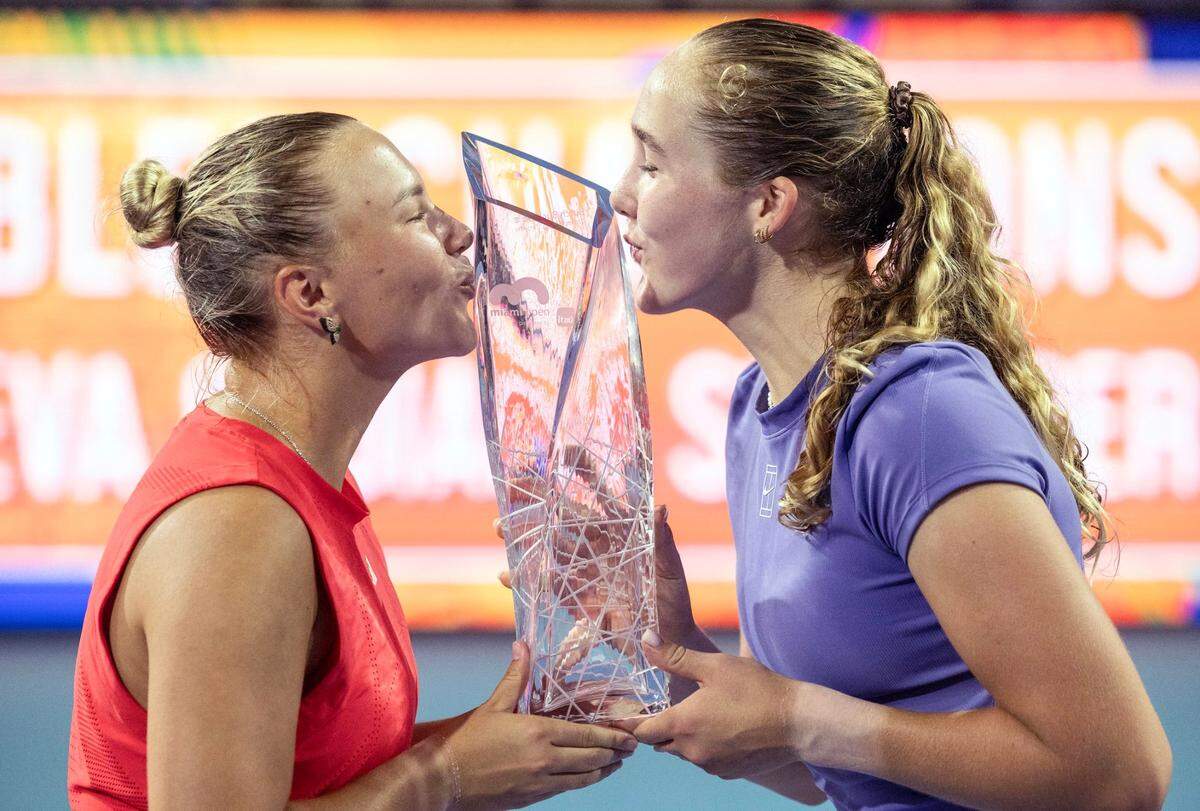 Las tenistas rusas Diana Shnaider (izq.) y Mirra Andreeva besan el trofeo que ganaron en la final del doble femenino ante la española Cristina Bucsa y la japonesa Miyu Kato en el Miami Open, en el partido celebrado el 30 de marzo de 2025 en el Hard Rock Stadium en Miami Gardens, Florida.