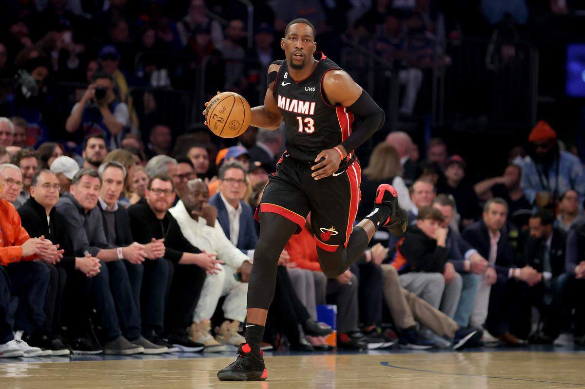 El centro del Heat de Miami Bam Adebayo conduce el balón en el primer cuarto ante los Knikcs, en el segundo partido de la serie de playoffs celebrado el 2 de mayo de 2023 en el Madison Square Garden, en Nueva York.