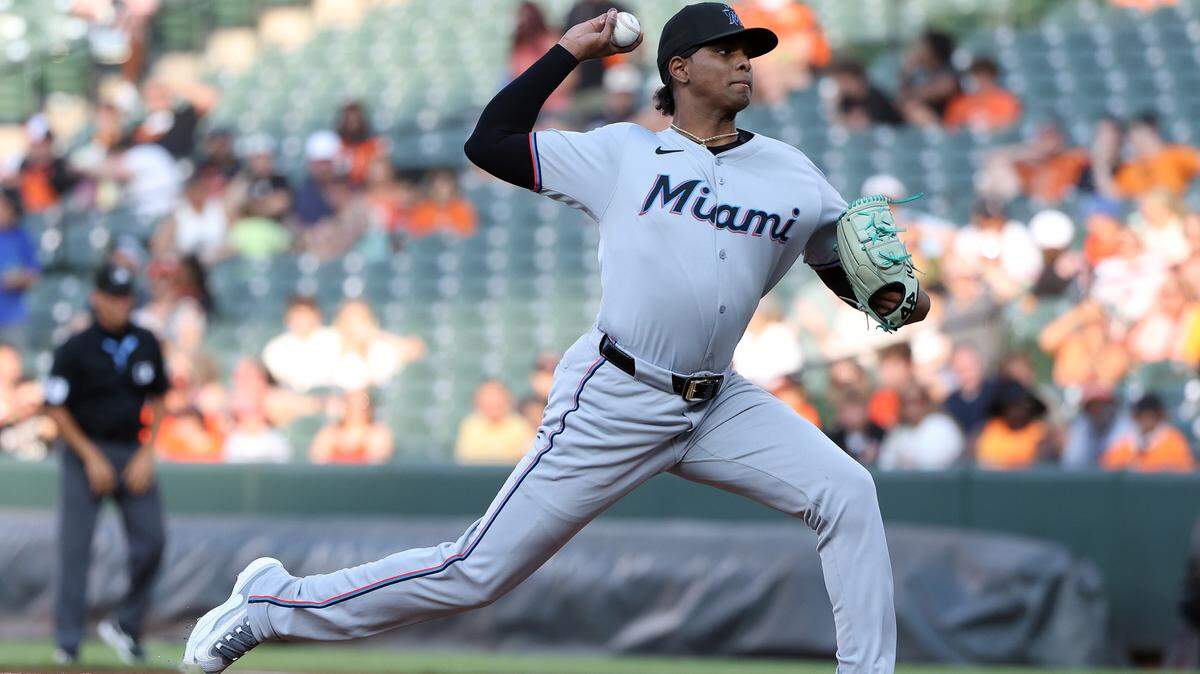 El lanzador de los Miami Marlins, Edward Cabrera (27), lanza durante la primera entrada contra los Baltimore Orioles en el Oriole Park de Camden Yards, el 11 de julio de 2025, en Baltimore, Maryland.