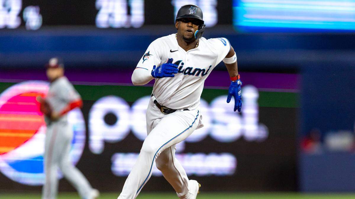 El pelotero de los Marlins Jorge Soler corre las bases en el sexto inning del partido ante los Nacionales de Washington, celebrado el 17 de mayo de 2023 en Miami.