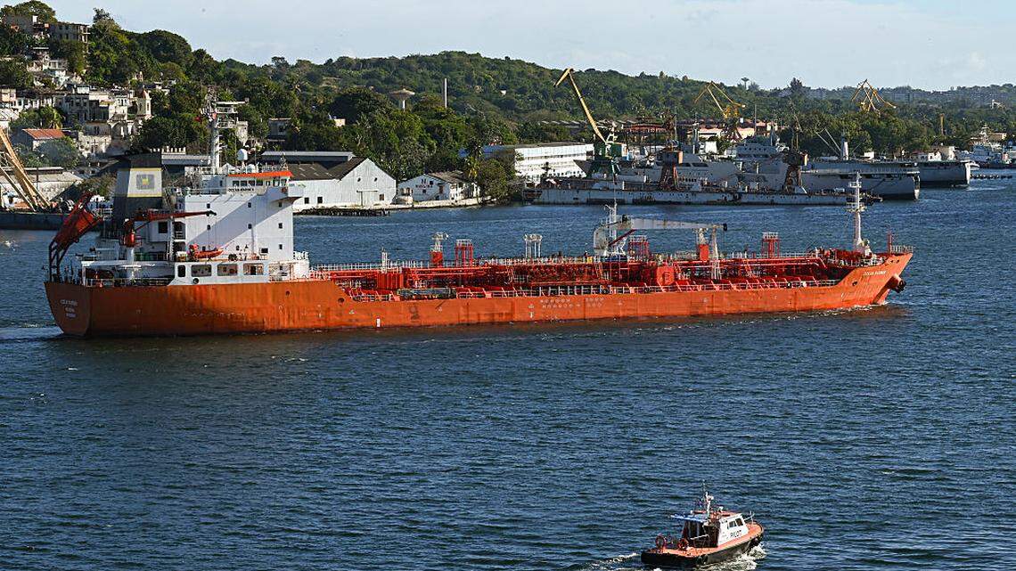 Petro admite que empresa colombiana cargó petrolero interceptado cerca de Cuba, pero niega irregularidades