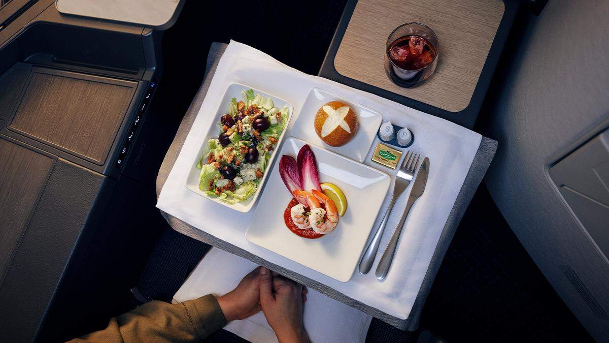 American Airlines celebra su centenario en 2026 con una nueva serie de menús a bordo con temática del centenario.